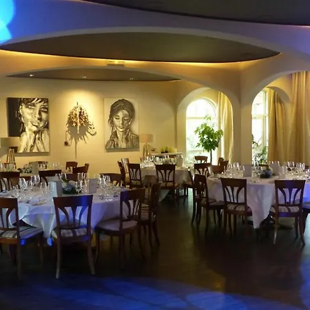 Le H - & Restaurant Hotel