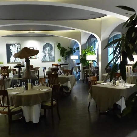 Le H - & Restaurant